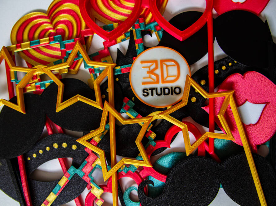 3D spausdinti nuotraukų aksesuarai - akiniai, ūsai, lūpos ir širdelės