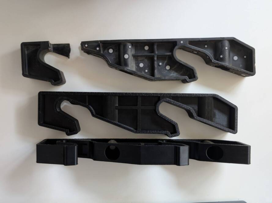 Originalios sulūžusios plastikinės detalės ir jos 3D spausdinta kopija, atkurta naudojant 3D skenavimą ir modeliavimą.